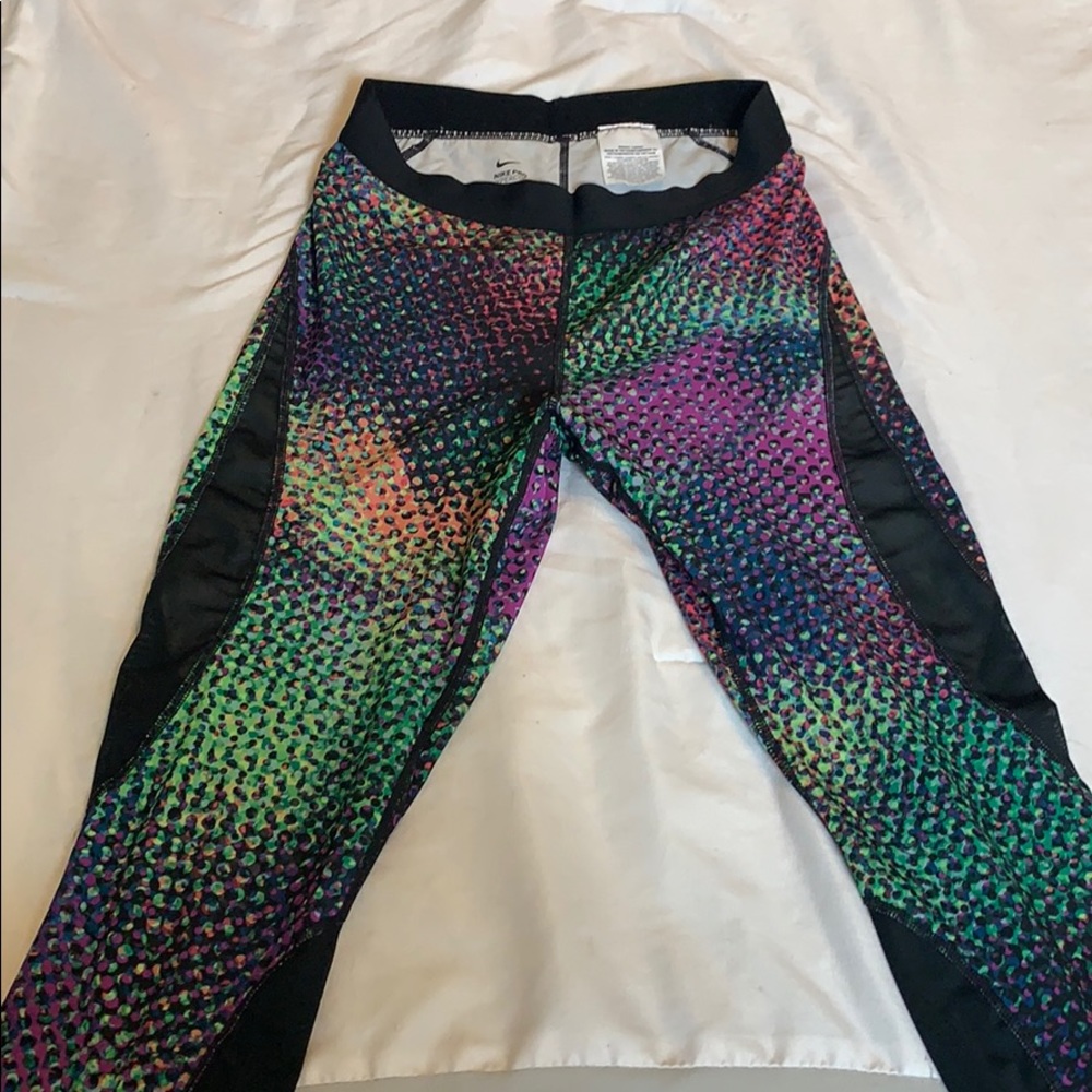 Nike PRO Hypercool capri leggings.